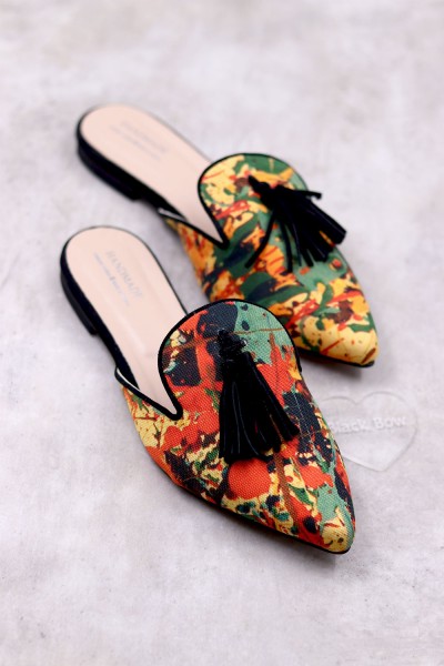 7787 Clio Γυναικεία μυτερά mules με καμβά, επένδυση δέρμα και καστόρινη φούντα.