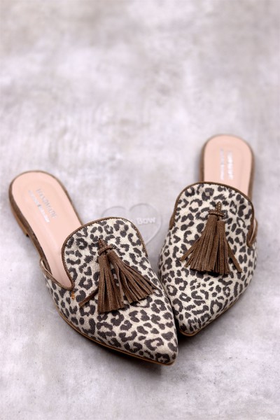 7790 Talia Γυναικεία μυτερά mules με καμβά, επένδυση δέρμα και καστόρινη φούντα.