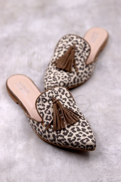 7790 Talia Γυναικεία μυτερά mules με καμβά, επένδυση δέρμα και καστόρινη φούντα.