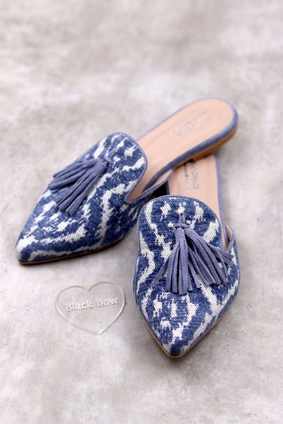 7795 Urania Γυναικεία μυτερά mules με καμβά, επένδυση δέρμα και καστόρινη φούντα.