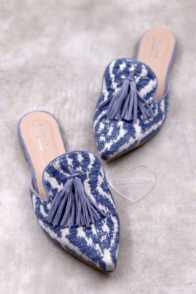 7795 Urania Γυναικεία μυτερά mules με καμβά, επένδυση δέρμα και καστόρινη φούντα.